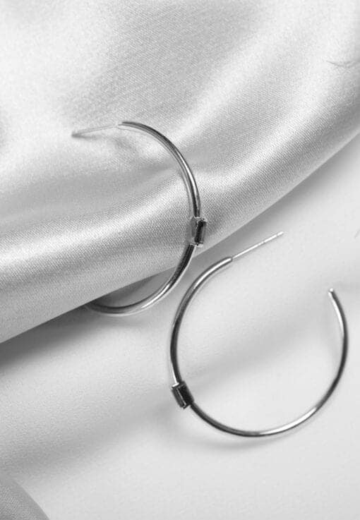 Aran Esmeralda Silver Hoops Earrings - Image 4