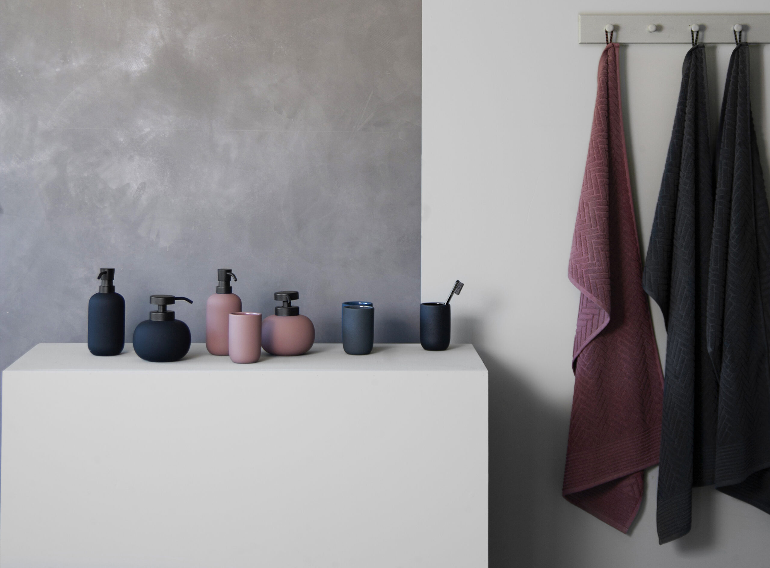 Mette Ditmer Lotus Dispenser Tall Black - Image 5