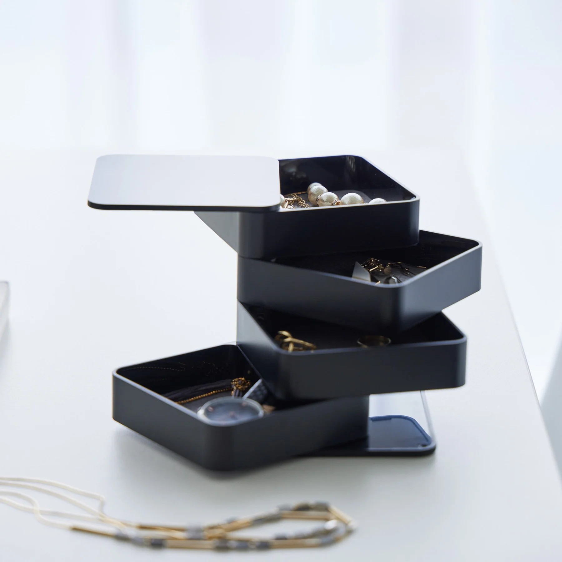 Yamazaki Tower 4 tasandiga ruudukujuline ehtekarp Must - Image 6