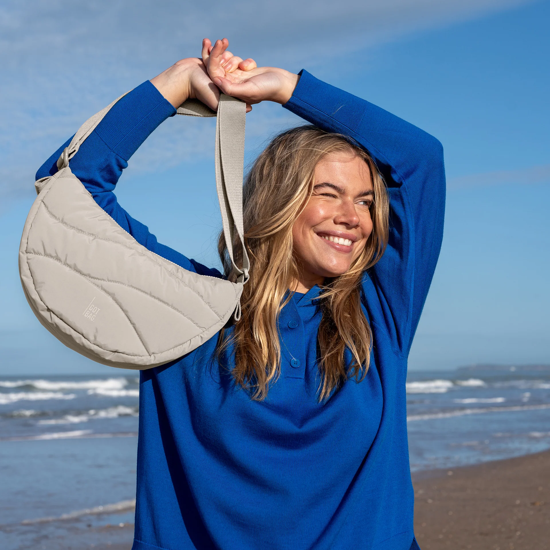 Got Bag Wavy Puffer Moon Bag Small Scallop Monochrome - Image 3