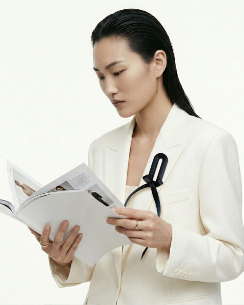 Alternative view of THE AIR Athens Brooch Black