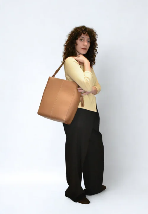 Alternative view of HVISK Casset Glossy Structure Mocha