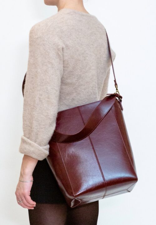 HVISK Casset Raw Structure Deep Burgundy worn crossbody