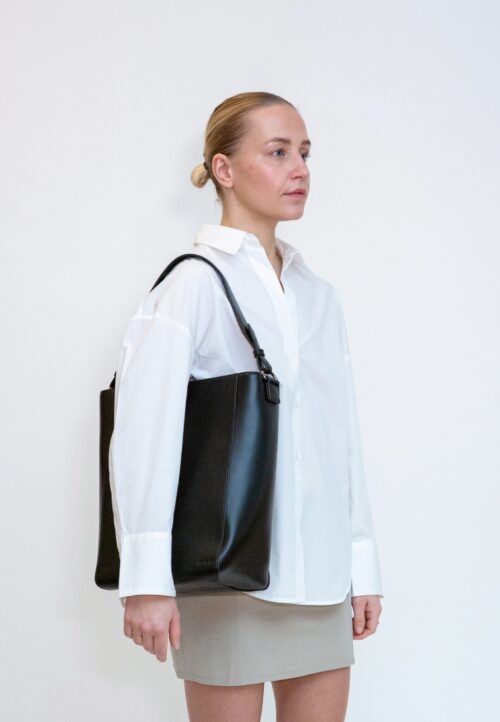 HVISK Casset Soft Structure Black worn on the shoulder