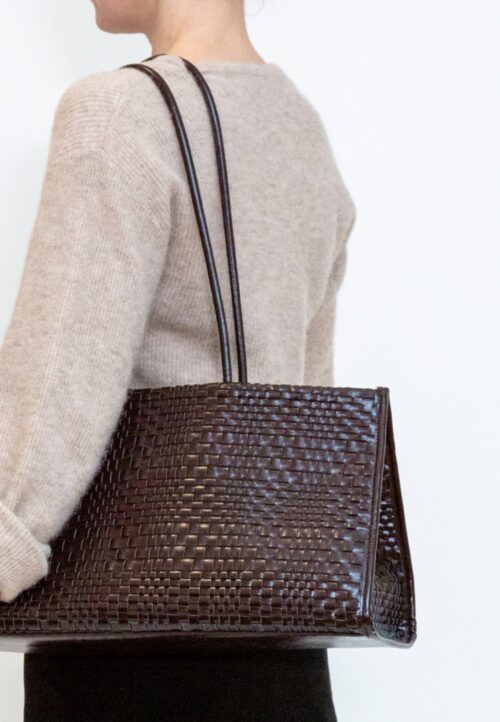 HVISK Hannah Raw Structure Braided Umber Brown worn on the shoulder