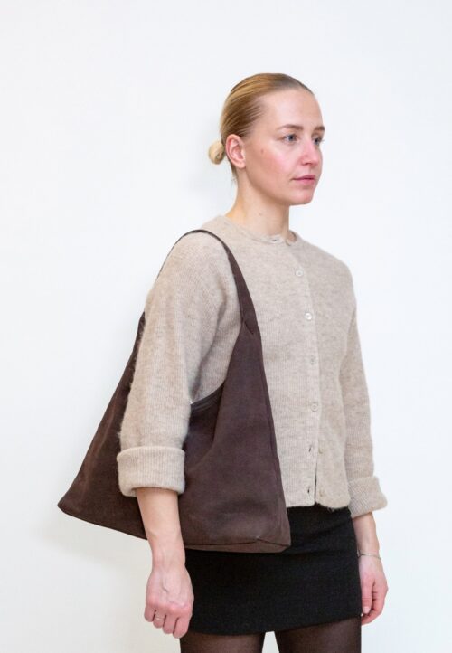 HVISK Lola Brush Structure Umber Brown worn on the shoulder