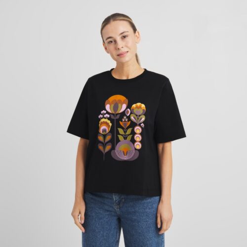 Dedicated T-shirt Vadstena Autumn Harvest Black – model wearing the T-shirt