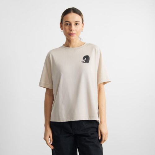 Dedicated T-shirt Vadstena Curious Cat Oat White – model wearing the T-shirt