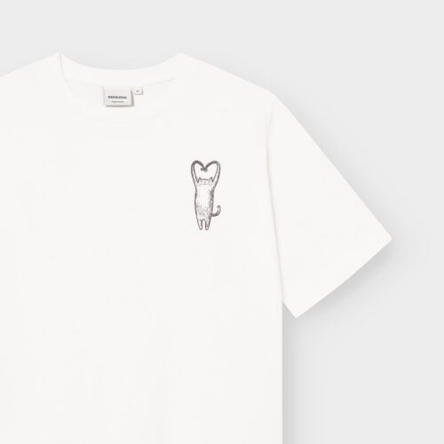 Dedicated T-särk Vadstena Heart Cat Off-White – T-särgi detailvaade 2