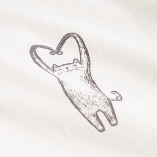 Dedicated T-särk Vadstena Heart Cat Off-White – T-särgi detailvaade 3
