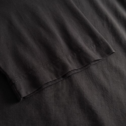 Dedicated T-särk Vadstena Screaming Cat Charcoal – T-särgi detailvaade 5