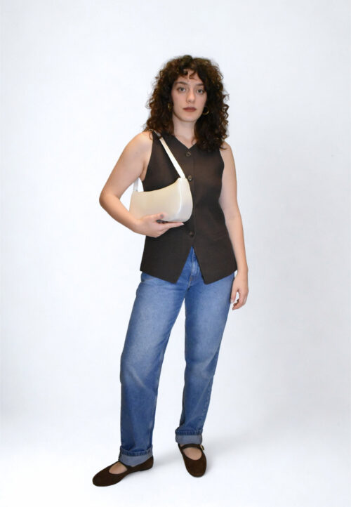 HVISK Basal Shiny Structure Pearl worn over the shoulder