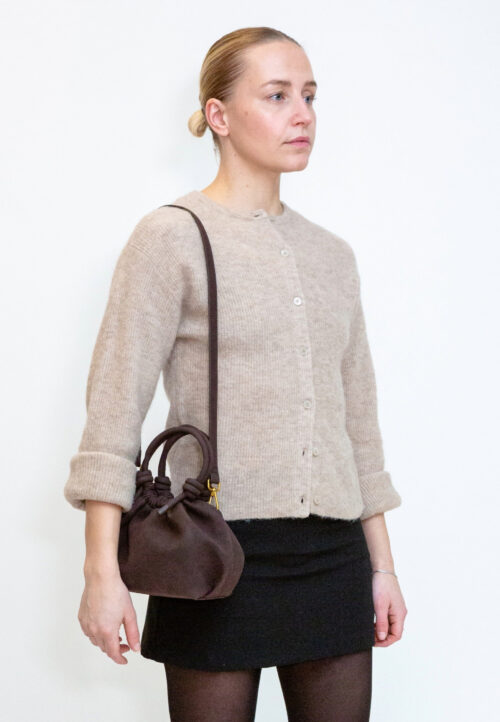 HVISK Jolly Brush Structure Umber Brown worn over the shoulder