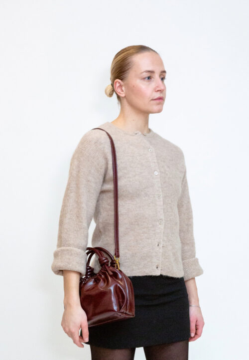 HVISK Jolly Raw Structure Deep Burgundy worn over the shoulder