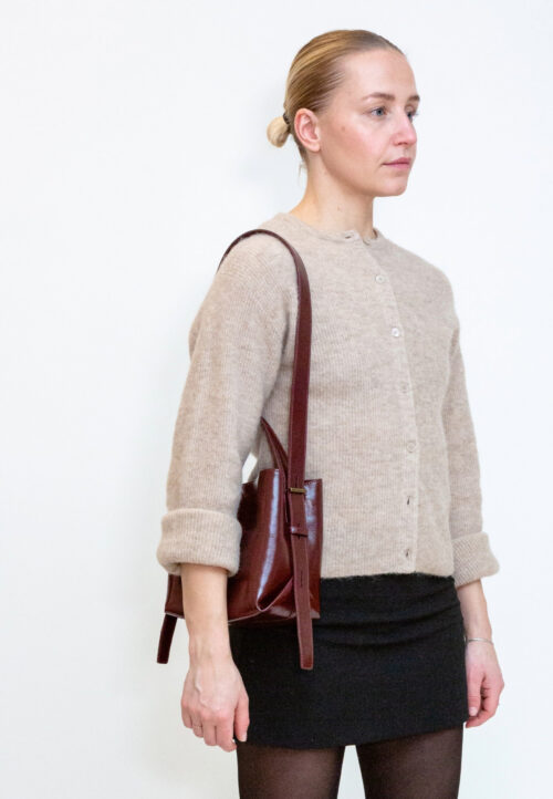 HVISK Molly Raw Structure Deep Burgundy worn over the shoulder