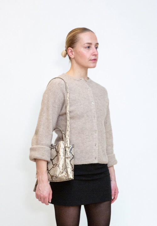 HVISK Molly Scaly Structure Ivory worn over the shoulder