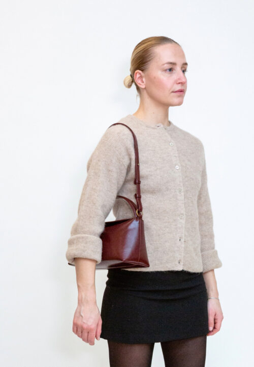 HVISK Note Raw Structure Deep Burgundy worn over the shoulder