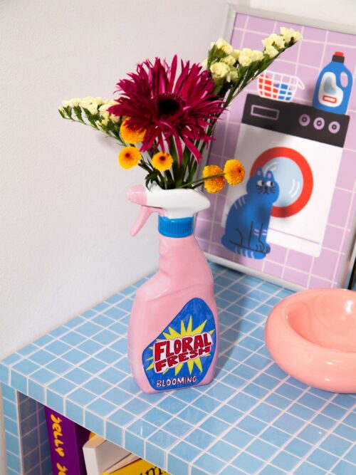 DOIY Freshup Vase with flowers in a colourful interior