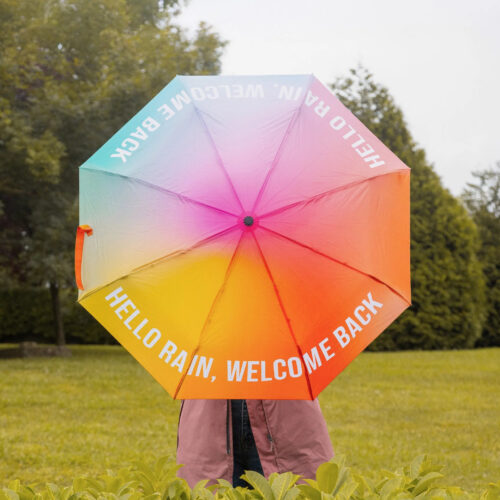 Fisura Kokkupandav vihmavari “Hello Rain, Welcome Back” Mitmevärviline õues kasutusel