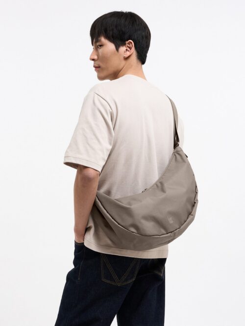 Got Bag Moon Bag Large Seal worn over the shoulder by a man
