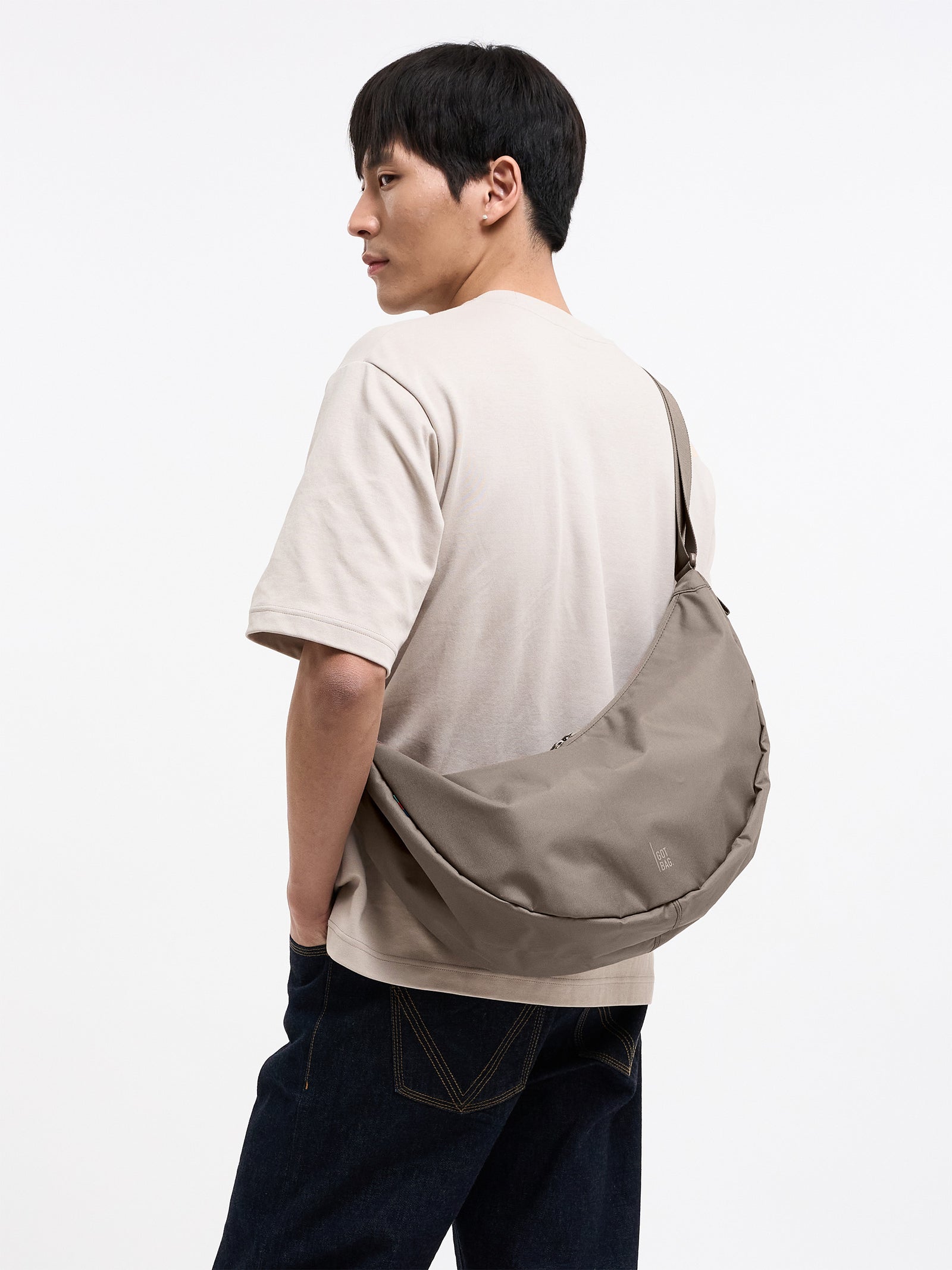 Got Bag Moon Bag Large Seal worn over the shoulder by a man