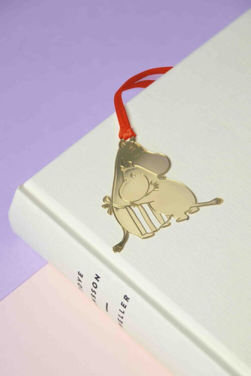 Pluto Design järjehoidja Moomin Love – järjehoidja raamatu vahel