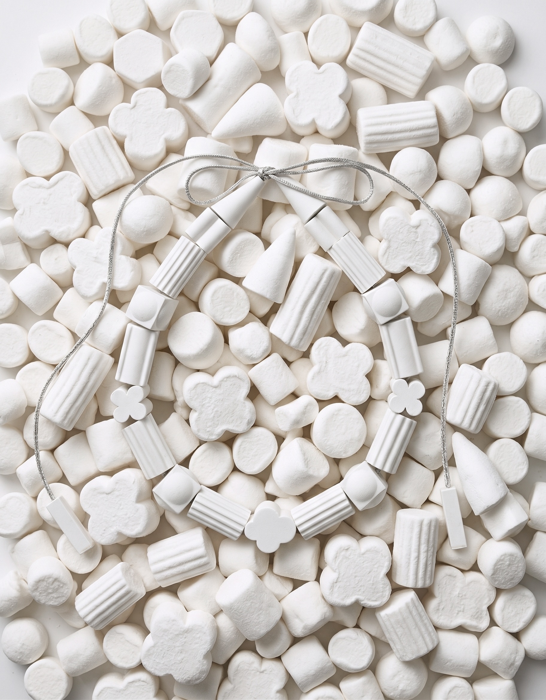 THE AIR Necklace Marshmallow on a marshmallow background
