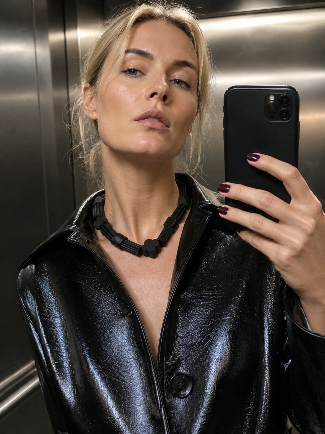 THE AIR Necklace Salmiakki worn as a short necklace in a mirror portrait