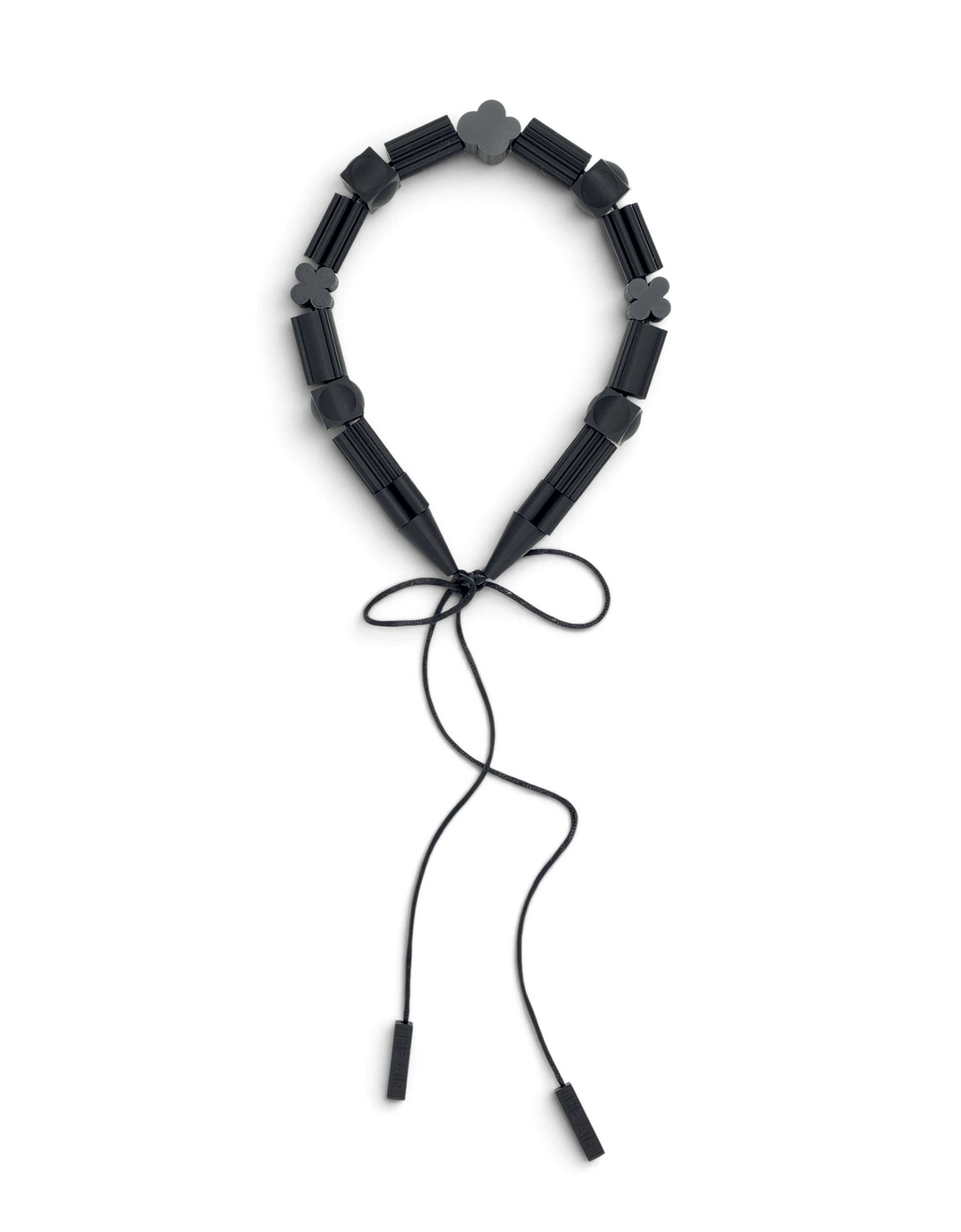 THE AIR Necklace Salmiakki arranged in the long style