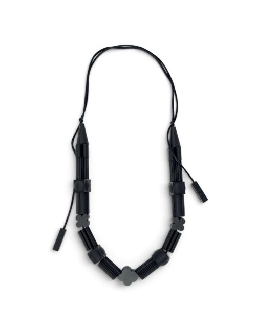 THE AIR Necklace Salmiakki arranged in the classic long style