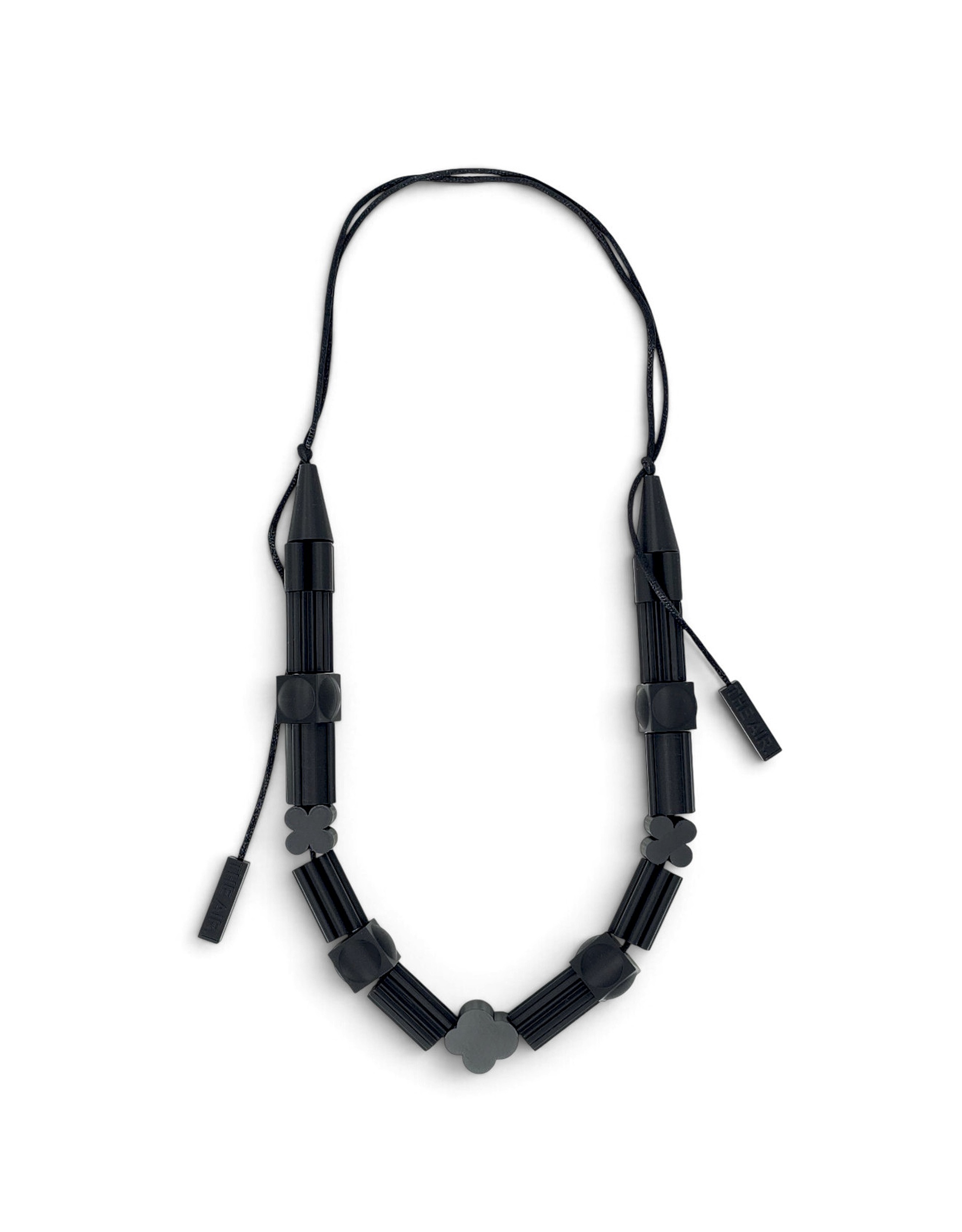 THE AIR Necklace Salmiakki arranged in the classic long style