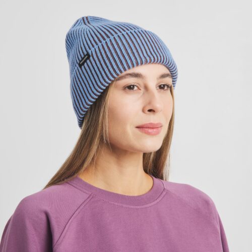 Dedicated Beanie Hemavan Brioche Cappuccino Brown/Cornflower Blue – worn by a model