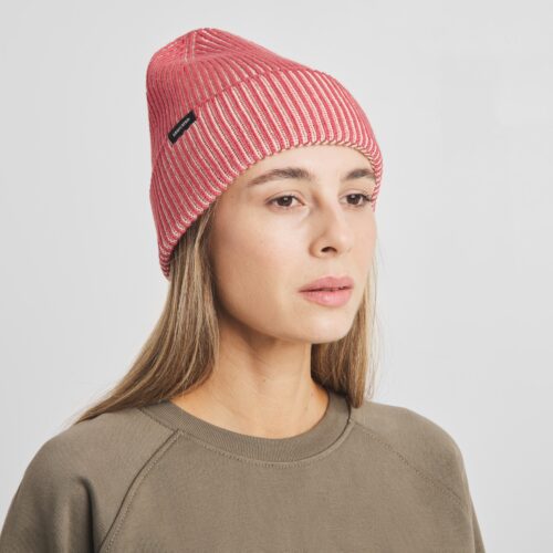 Dedicated Beanie Hemavan Brioche Vanilla White/Holly Red – worn by a model