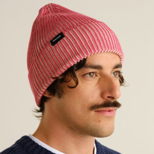 Dedicated Beanie Hemavan Brioche Vanilla White/Holly Red – worn by a model