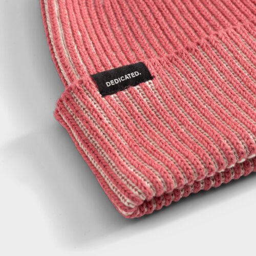Dedicated Beanie Hemavan Brioche Vanilla White/Holly Red – knit and logo patch detail
