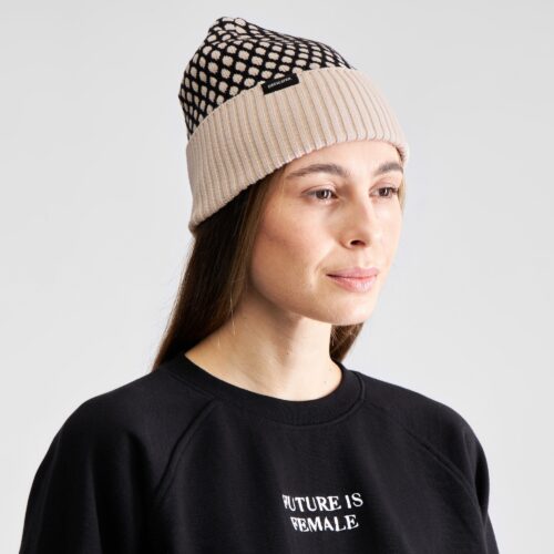 Dedicated Beanie Hemavan Bubble Knit Black/Vanilla White – worn by a model