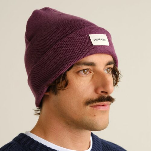 Dedicated Beanie Kiruna Berry Purple – worn by a model