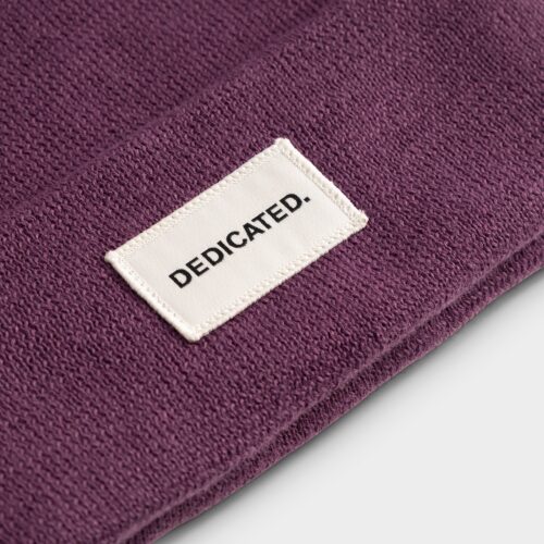 Dedicated Beanie Kiruna Berry Purple – knit and logo patch detail