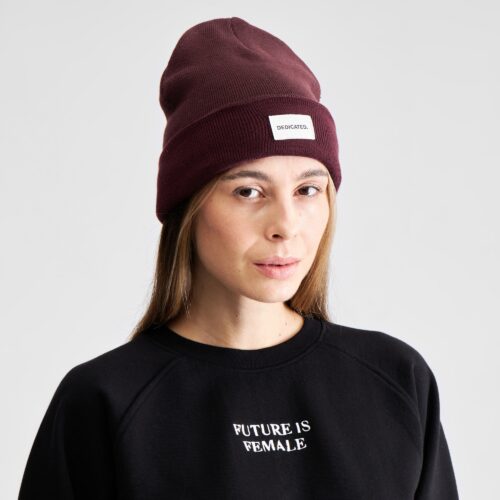 Dedicated Beanie Kiruna Fig Red – worn by a model