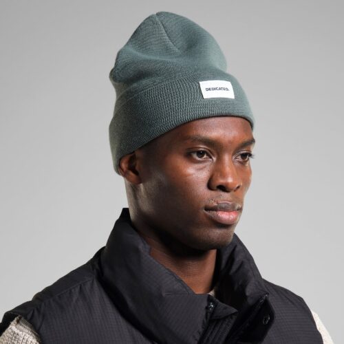 Dedicated Beanie Kiruna Forest Green – worn by a model