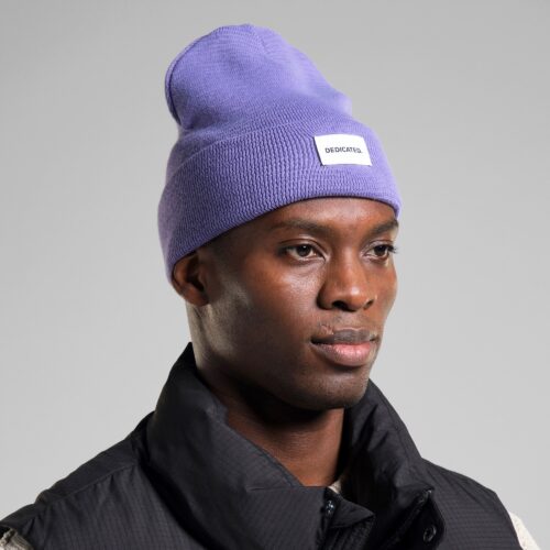 Dedicated Beanie Kiruna Paisley Purple – worn by a model