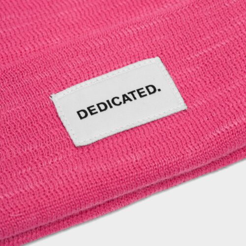 Dedicated Beanie Kiruna Raspberry Pink – knit and logo patch detail