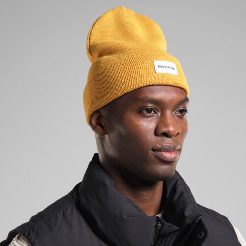 Dedicated Beanie Kiruna Spice Yellow – worn by a model