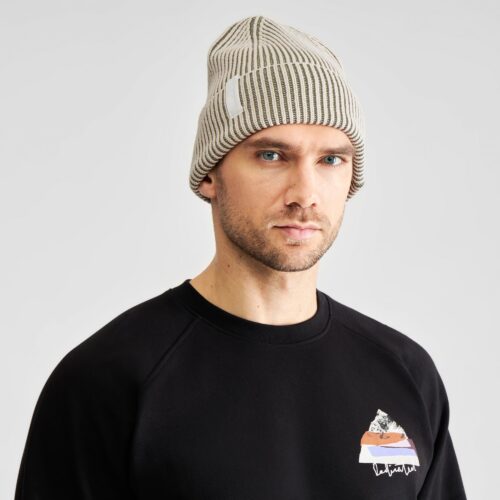 Dedicated Beanie Narvik Brioche Oat White/Leaf Green – worn by a model