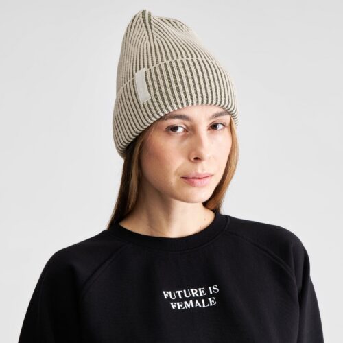 Dedicated Beanie Narvik Brioche Oat White/Leaf Green – worn by a model