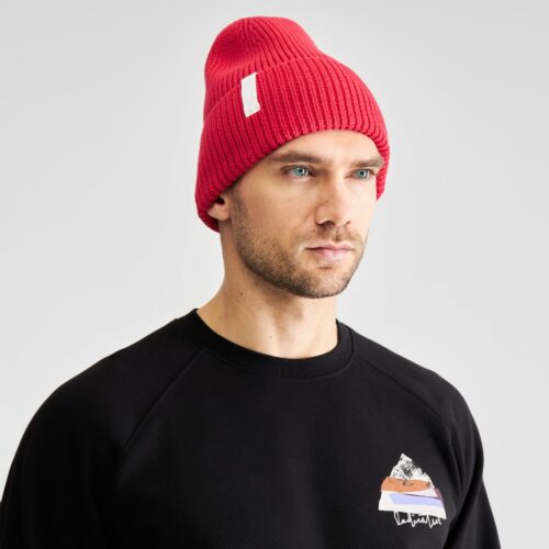 Dedicated Beanie Narvik True Red – worn by a model