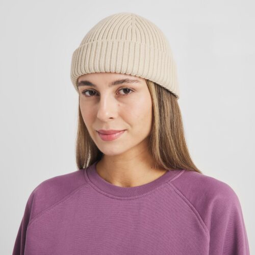 Dedicated Beanie Rutvik Oat White – worn by a model