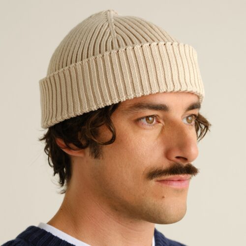 Dedicated Beanie Rutvik Oat White – worn by a model